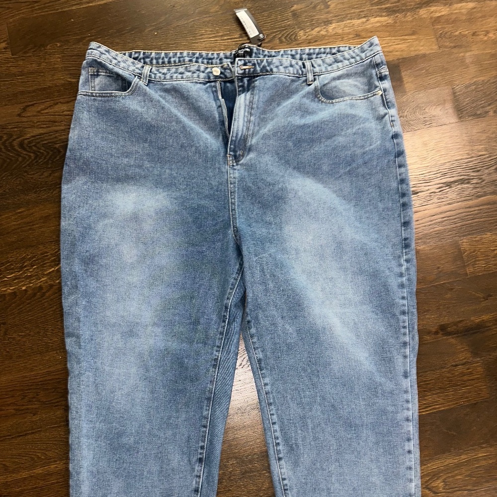 PrettyLittleThing Plus Mid Washed Mom Jeans size UK 26